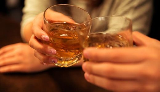 飲み会やサシ飲みで使える女性が男性を落とす5つのアプローチ方法